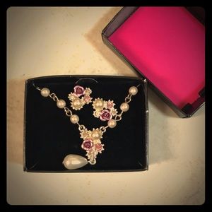 A matching necklace and earring set!